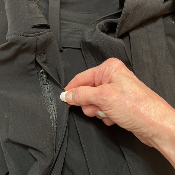 Athleta‎ Black Belted Cuffed ‘Cardiff’ Pant. Size 6T. - Picture 8 of 9